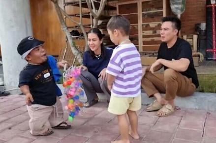  Baim Wong Mau Bantu Ucok Baba Jualan Lato-Lato. (Foto: MNC Media)