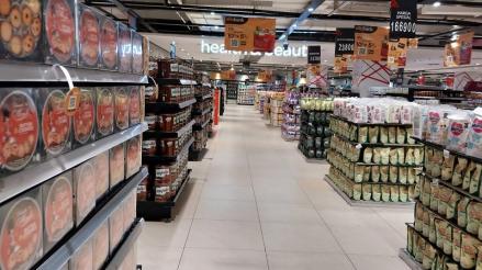 Ramai Gerai Transmart Blok M Tutup, Potret Lesunya Industri Ritel? (Foto: MNC Media)