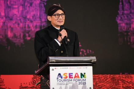 Serahkan Estafet Kepemimpinan ASEAN Tourism Forum ke Laos, Sandiaga Harap Bisa Perkuat Kolaborasi. (Foto: MNC Media)
