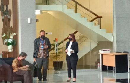 Tenteng Tas Diduga Berisi Dokumen, Rafael Alun Masuk Ruang Klarifikasi KPK. (Foto: Refi Sandi/MPI).