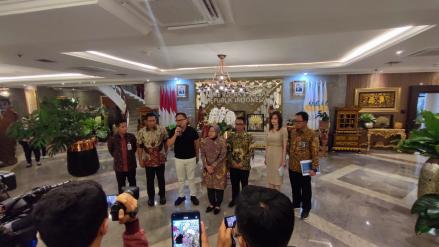 Mensos Risma Maksimalkan Penyaluran Bansos Lewat Pos Indonesia. (Foto: Widya Michella/MPI)