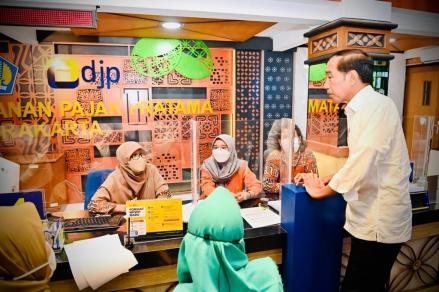 Jokowi Pantau Pelaporan SPT Pajak di KKP Pratama Surakarta (FOTO: Ist)