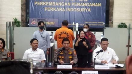Bareskrim Serahkan Bos Indosurya Henry Surya ke Kejagung (FOTO: Dok MNC Media)