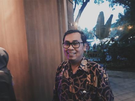 Stafsus Sri Mulyani Jelaskan Prosedur Bea Cukai Piala Lomba Nyanyi dari Luar Negeri. (Foto Michelle MPI).