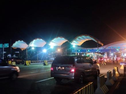 Pelabuhan Bakauheni Masih Dipadati Kendaraan Roda Empat (Foto: MNC Media/ Selvianus)