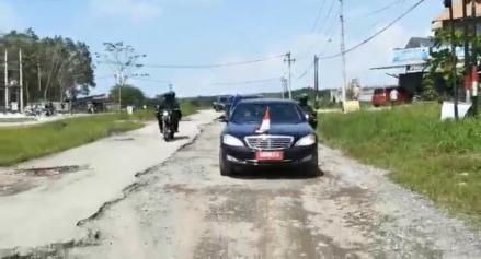 5 Fakta Terkait Momen Jokowi dkk Tinjau Jalan Rusak di Lampung. (Foto MNC Media)