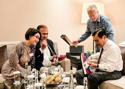 Berkat Rayuan Maut Luhut, Brand Sepatu New Balance Bangun Pabrik di Cirebon