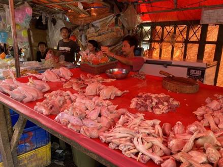 Ayam Potong Makin Mahal, Pedagang Keluhkan Pasokan yang Terbatas. (Foto: Advenia/MNC Media)