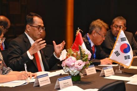 Terbang ke Korsel, Menhub Bahas Kerja Sama Transportasi Udara dan Perkeretaapian