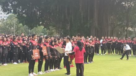 Jokowi Guyur Bonus Rp289 Miliar ke Ratusan Atlet dan Ofisial SEA Games 2023. (Foto Raka Dwi/MPI)