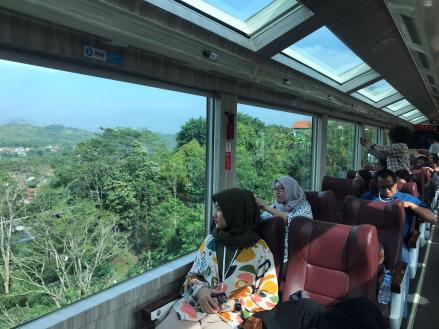 Kereta Panoramic saat ini dirangkaikan pada sejumlah perjalanan kereta api di jalur selatan dan timur Pulau Jawa. (Foto: Arsip)