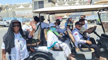 Hari Perdana Beroperasi, Mobil Golf Layani Jamaah Haji RI yang Tersesat di Mina (Foto Sucipto Chip MPI)
