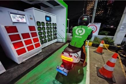 Harga Minyak Mentah Melonjak, Ojol Bermotor Listrik Tak Lagi Khawatir BBM. (Foto: MNC Media)