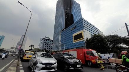 Ledakan di Restoran Sebabkan Gedung K-Link Jakarta Terbakar. (Foto: Danandaya Arya/MNC Media)