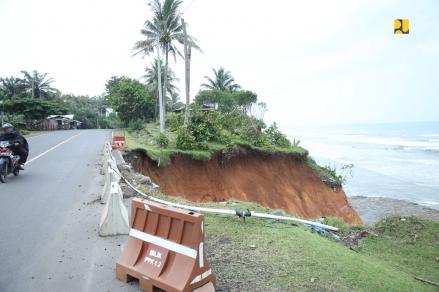 Jalan Lintas Barat Sumatera Mulai Abrasi, Ini yang Dilakukan Pemerintah (foto: MNC Media)