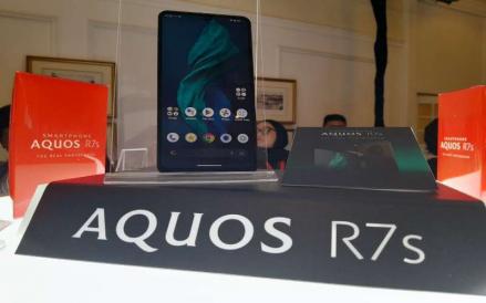 Sharp jual ponsel premium Rp15,9 juta, dilengkapi sensor kamera. Foto: Wahyu S