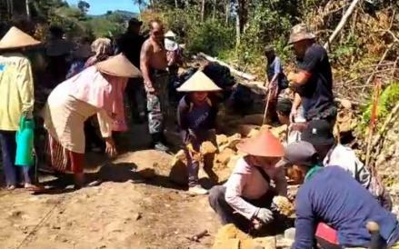 Ibu-ibu di Sukabumi, Jawa Barat (Jabar) turut membangun infrastruktur dengan membantu pengaspalan jalan.