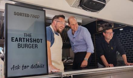 Pangeran William Bikin Heboh, Jualan Burger di London. (Foto: MNC Media)