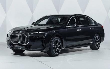 Mobil anti-peluru terbaru milik BMW siap menggoda tokoh dunia. Mobil dengan keamanan tertinggi ini dituangkan dalam BMW 7 series dan i7 series protection. (BMW)