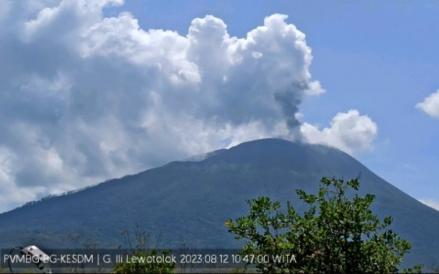 Gunung Ili Lewotolok di Lembata Nusa Tenggara Timur (NTT) erupsi pada Sabtu (12/8/2023).