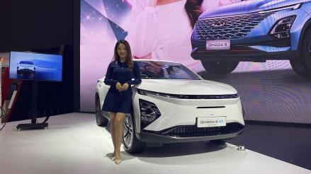 Berkunjung ke GIIAS 2023, Natasha Wilona Tertarik dengan Mobil Listrik Chery Omoda 5. (Foto: Fadli/MNC Media)