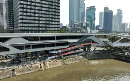 WSBP) membangun Jembatan Penyeberangan Multiguna (JPM) di Dukuh Atas, Jakarta Pusat.  (Wakita Beton)