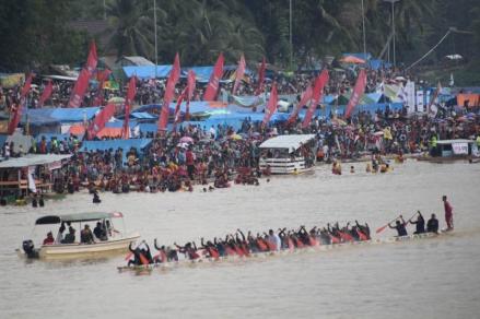 Destinasi Wisata Riau Selain Nonton Pacu Jalur, Bisa Nikmati Surfing di Sungai. (Foto: Istimewa)