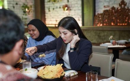 Wamenparekraf Kunjungi Usaha Kuliner Indonesia di AS, Cicipi Gado-Gado hingga Cendol. Foto: MNC Media