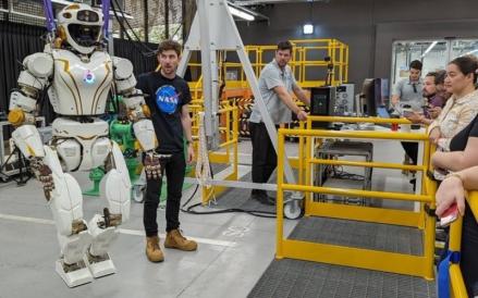 Robot humanoid NASA, Valkyrie telah memulai misi dunia nyata pertamanya sebagai pekerja di anjungan tambang minyak Australia.(NASA)