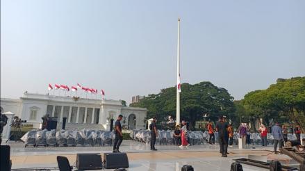 Intip Persiapan Jelang Acara Istana Berbatik Besok. (Foto Carlos Roy/MPI)