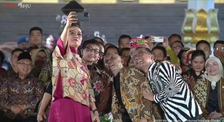 Serunya Aksi Sri Mulyani di Catwalk Istana Berbatik. (Foto: YouTube/BPMI Setpres)