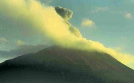 Gunung Ili Lewotolok di Lembata Nusa Tenggara Timur (NTT), mengalami erupsi hari ini Selasa (3/10/2023)