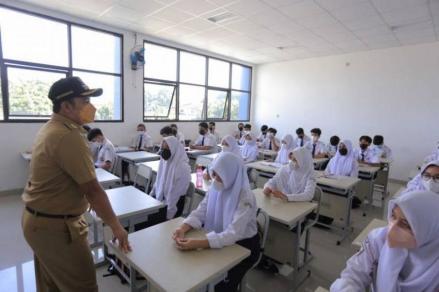 Wamendikdasmen membeberkan kebutuhan anggaran pendidikan dasar sembilan tahun SD-SMP gratis.