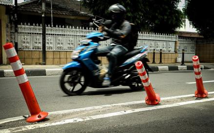 Pemprov DKI Cabut 8,3 KM Stick Cone Jalur Sepeda. (Foto: MNC Media)