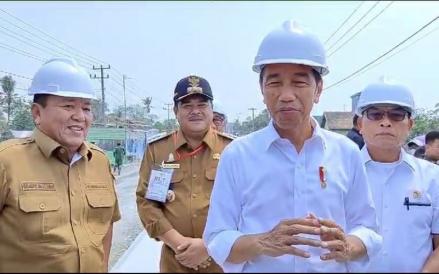 Momen Gubernur Lampung Arinal mendengar perkataan Presiden Jokowi terkait perbaikan jalan (Ira Widyanti/MPI)