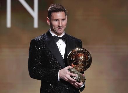 Berapa Harga Satu Ballon d’Or? Messi Punya 8, Dilelang Bisa Laku Miliaran Rupiah. (Foto: MNC Media)