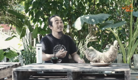 Cerita Sukses Seniman yang Gabungkan Seni dan Alam, Ciptakan Tempat Tongkrongan Non Komersil. (Foto: YouTube/Kisah Tanpa Batas)