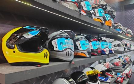 Helm tidak hanya asal digunakan, tapi pastikan juga kondisi helm benar-benar pas dengan seluruh bagian kepala. (Foto: Tangguh Yudha/MPI)