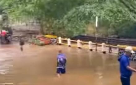 Jembatan penghubung antara Cinere, Kota Depok dengan Pondok Cabe, Pamulang, Tangerang Selatan lumpuh akibat banjir.