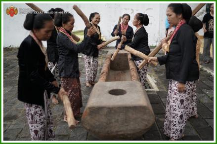 Mengenal Abdi Dalem yang Sering Menggunakan Kebaya Janggan, Pakaian Gadis Kretek. (Foto: Kraton Jogja)