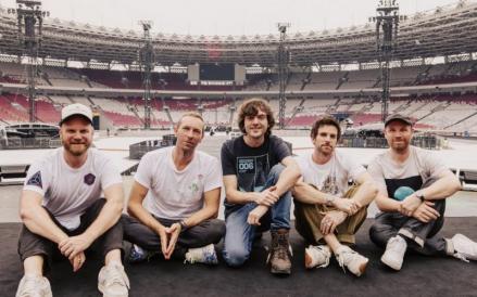 Grup band kelas dunia Coldplay mendonasikan kapal pembersih sampah (interceptor) untuk Indonesia. (Theoceancleanup)