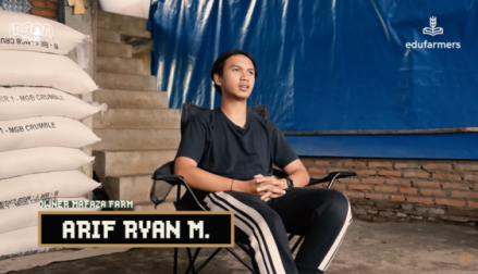 Kisah Sukses Pengusaha Muda, Ternak Ayam Broiler Raup Cuan Puluhan Juta Sekali Panen. (Foto: YouTube/PecahTelur)
