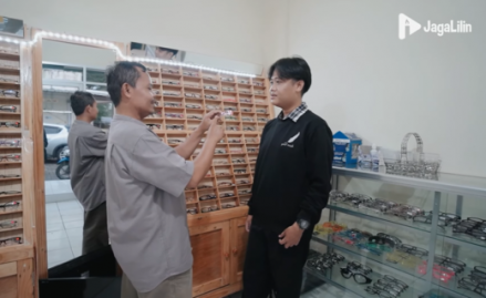 Kisah Inspiratif Pedagang Kacamata Keliling, Kini Sukses Buka Dua Optik. (Foto: YouTube/JagaLilin)