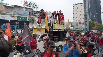Pengusaha Ngeluh Distribusi Terlambat Gara-Gara Demo Buruh Bikin Bekasi Macet. (Foto MNC Media)