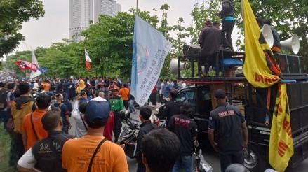 Buruh Blokade Kawasan Industri Cikarang, Tuntut UMK 2024 Naik 15 Persen. (Foto Ade Suhardi/MPI)