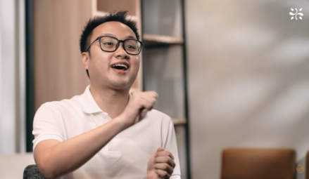 Kisah Inspiratif: Berkali-kali Gagal, Pemuda Ini Sukses Jadi Juragan 150 Kamar Kos. (Foto: YouTube/PecahTelur)