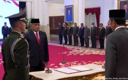 Irjen Pol Marthinus Hukom resmi dilantik menjadi Kepala Badan Narkotika Nasional (BNN) oleh Presiden Jokowi. (Setkab)