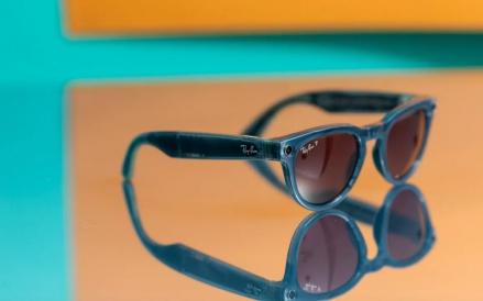 Kacamata pintar Meta Ray-Ban akhirnya menerima pembaruan. Meskipun masih dalam tahap uji coba, fiturnya semakin canggih. (Theverge)