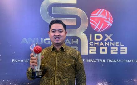 Vice President CSR Center Bank Mandiri Dadang Suryadi usai menerima Anugerah CSR IDX Channel 2023. (Nur Ichsan Yuniarto/IDX Channel)