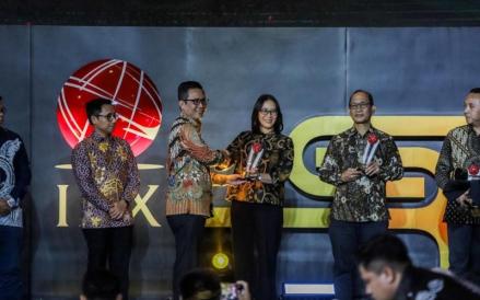 Group CFO PT Mitra Pinasthika Mustika Tbk, Beatrice Kartika saat menerima penghargaan di ajang Anugerah CSR IDX Channel 2023.